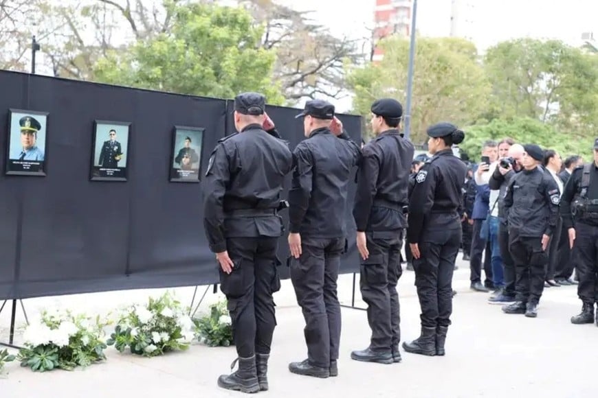 Emotivo homenaje a policías caídos en cumplimiento del deber en distintos puntos de la provincia. Foto: MVT