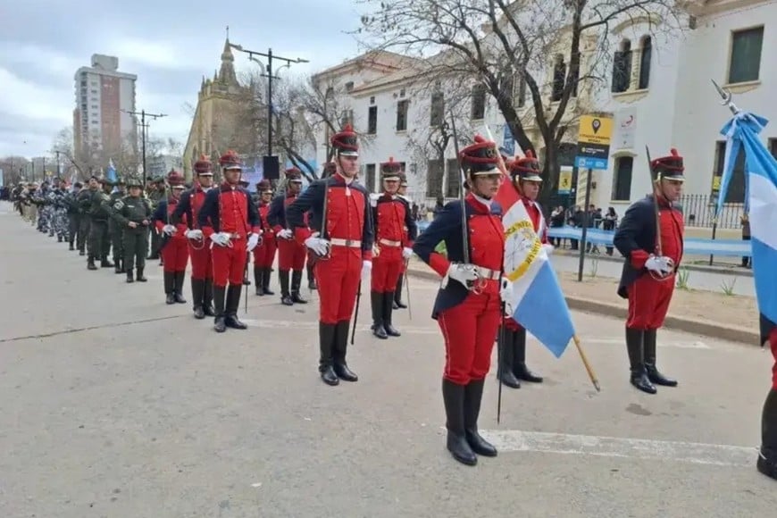 Un colorido y emotivo desfile cautivó la atención del numeroso público que se sumó a la celebración. Foto: Sur24