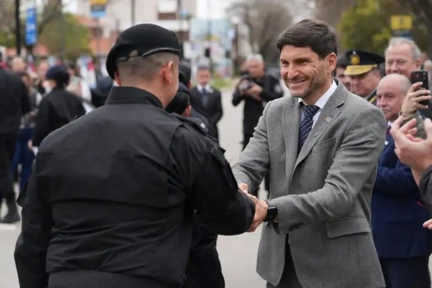 “No quería dejar de venir a saludarlos, de venir a honrarlos”, destacó Pullaro ante las fuerzas de seguridad. Foto. GSF