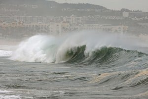 Las olas rompen en la playa mientras un huracán avanza con fuerza hacia la península de Baja California, en Cabo San Lucas. REUTERS/Fernando Castillo