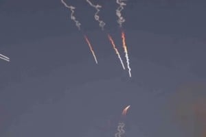 El régimen iraní aseguró que la ofensiva respondió al bombardeo ejecutado horas antes sobre la isla de Larak.