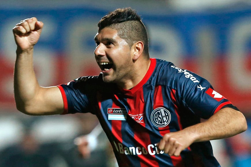 festejo de gol Nestor Ortigoza of Argentina's San Lorenzo celebrates after scoring a goal on a penalty kick against Paraguay's Nacional during the Copa Libertadores second leg final soccer match in Buenos Aires, August 13, 2014. REUTERS/Enrique Marcarian (ARGENTINA - Tags: SOCCER SPORT)
cancha san lorenzo nestor ortigoza futbol copa libertadores 2014 final futbol futbolistas san lorenzo nacional de paraguay