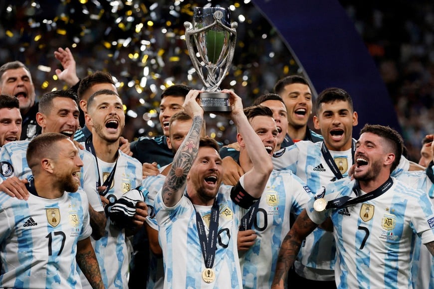 FILE PHOTO: Soccer Football - Finalissima - Italy v Argentina - Wembley Stadium, London, Britain - June 1, 2022
Argentina's Lionel Messi celebrates with the trophy after winning the Finalissima REUTERS/Andrew Couldridge/File Photo
