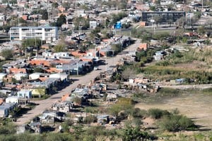 La imagen muestra cómo está en la actualidad ocupado el reservorio de Barranquitas Sur. La Municipalidad tiene previsto trasladar a 53 familias.
Fernando Nicola.