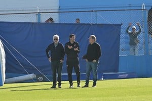 Diego Colotto explica, José Alonso y el vice Alejandro Bonazzola lo escuchan. Fue en el campo de juego de Racing de Córdoba, antes del partido.