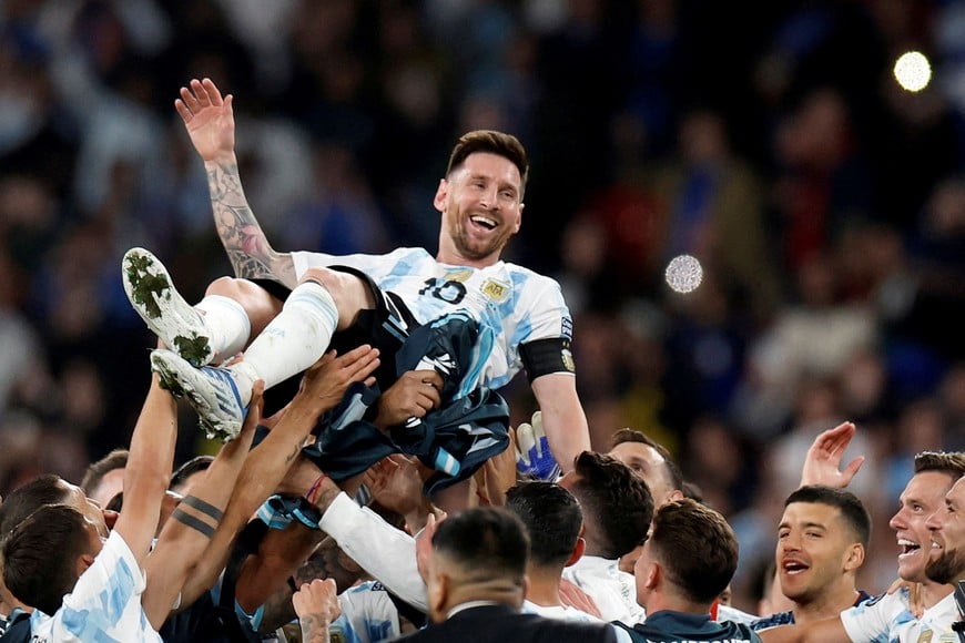 FILE PHOTO: Soccer Football - Finalissima - Italy v Argentina - Wembley Stadium, London, Britain - June 1, 2022
Argentina's Lionel Messi celebrates after winning the Finalissima with teammates REUTERS/Peter Cziborra/File Photo