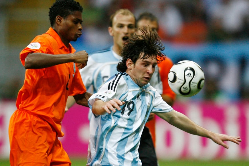 netherlands' kew jaliens (l) battles for the ball with argentina's lionel messi during their group c world cup 2006 soccer match in frankfurt june 21, 2006. fifa restriction _ no mobile use reuters_dylan martinez (germany) kew jaliens lionel messi futbol campeonato mundial 2006 frankfurt alemania futbol futbolistas partido seleccion argentina vs. holanda