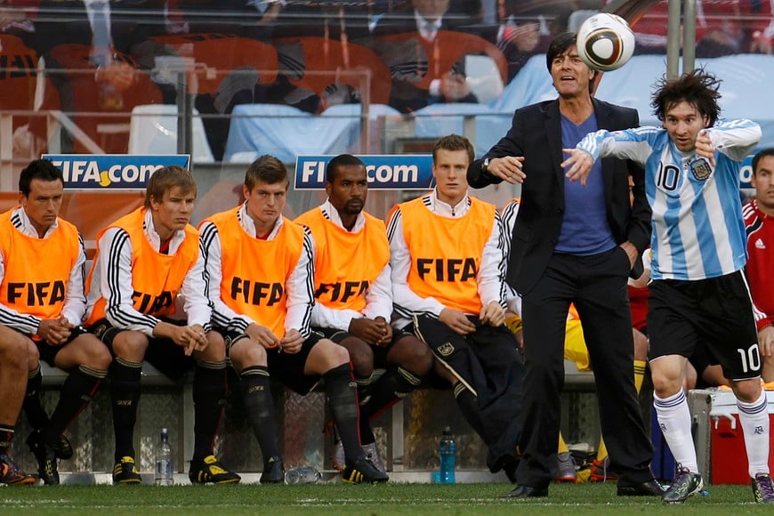 Argentina's Lionel Messi (R) throws the ball in next to Germany's coach Joachim Loew during the 2010 World Cup quarter-final soccer match at Green Point stadium in Cape Town July 3, 2010. REUTERS/Ina Fassbender (SOUTH AFRICA - Tags: SPORT SOCCER WORLD CUP) ciudad del cabo Lionel Messi Joachim Loew seleccion argentina de futbol vs. alemania campeonato mundial de futbol sudafrica 2010