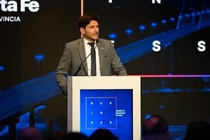 Pullaro inauguró la tercera edición del Santa Fe Business Forum en Rosario. Foto Marcelo Manera