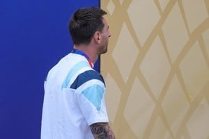 Lionel Messi y el anuncio de su retiro de la selección con una carta que escribió apenas terminó el Mundial y que dio a conocer este lunes. Foto: Fernando Nicola