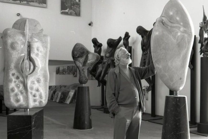 Vivarelli con sus obras. Foto: Colección Vivarelli