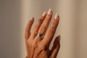 Los diseños minimalistas permiten renovar la manicura con pequeños detalles.