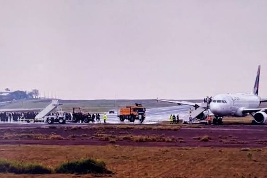 El avión terminó fuera de la pista durante el aterrizaje