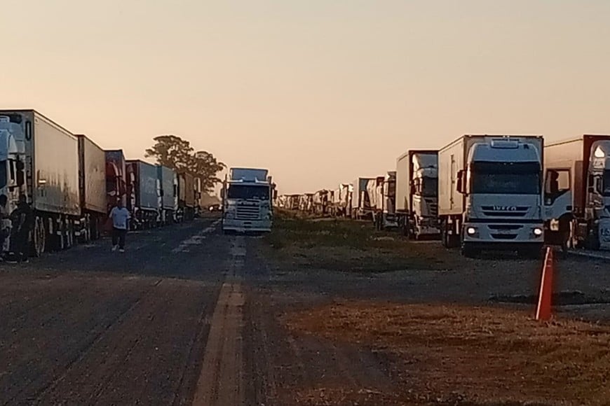 Accidente fatal en la Ruta Nacional 34: murió el conductor de un utilitario tras un fuerte choque contra un camión. Fotos: Radio Rafaela