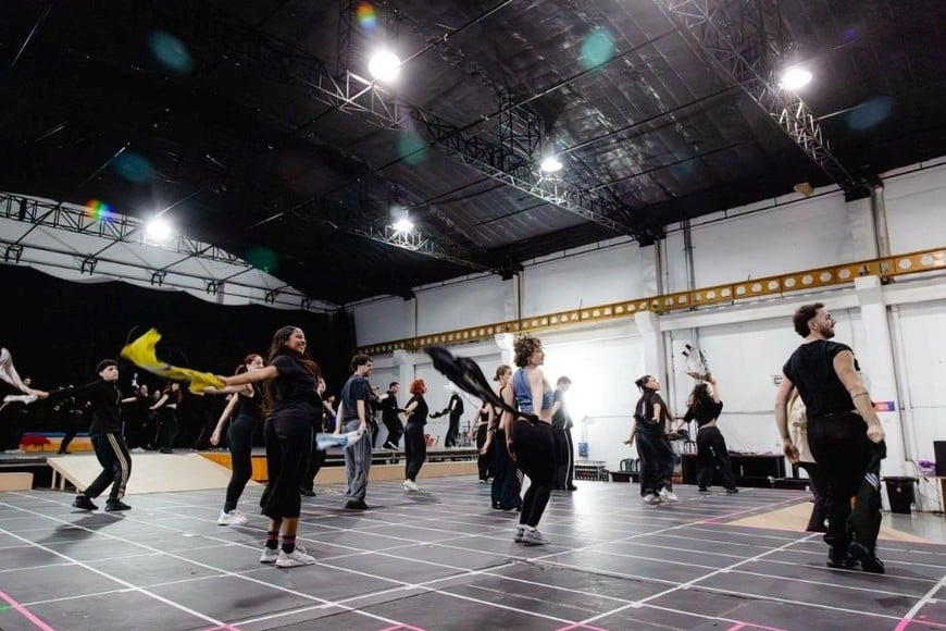 Más de 100 artistas subirán a escena durante una apertura que reunirá distintas expresiones musicales y deportivas.