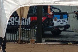 La camioneta policial protagonista del accidente era peritada minutos después.