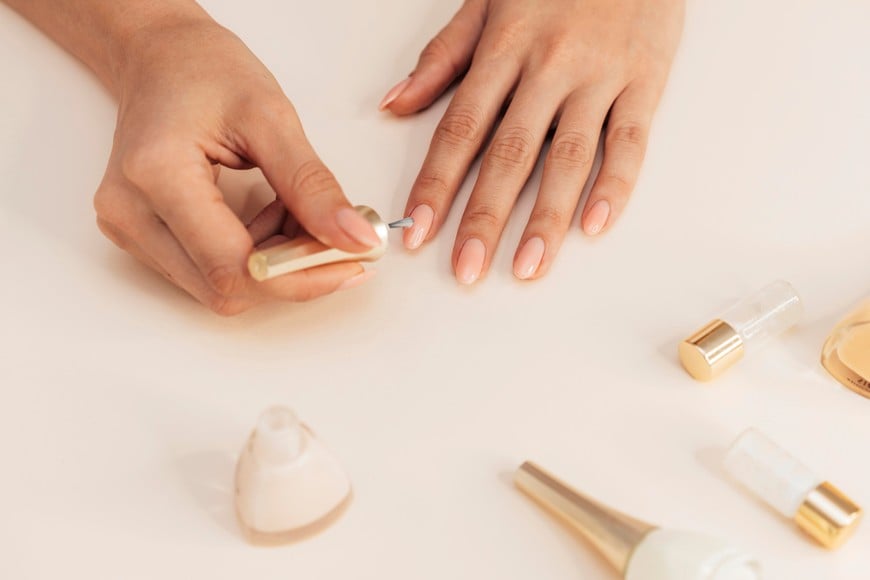 Los tonos claros se imponen entre las tendencias de manicura de 2026.