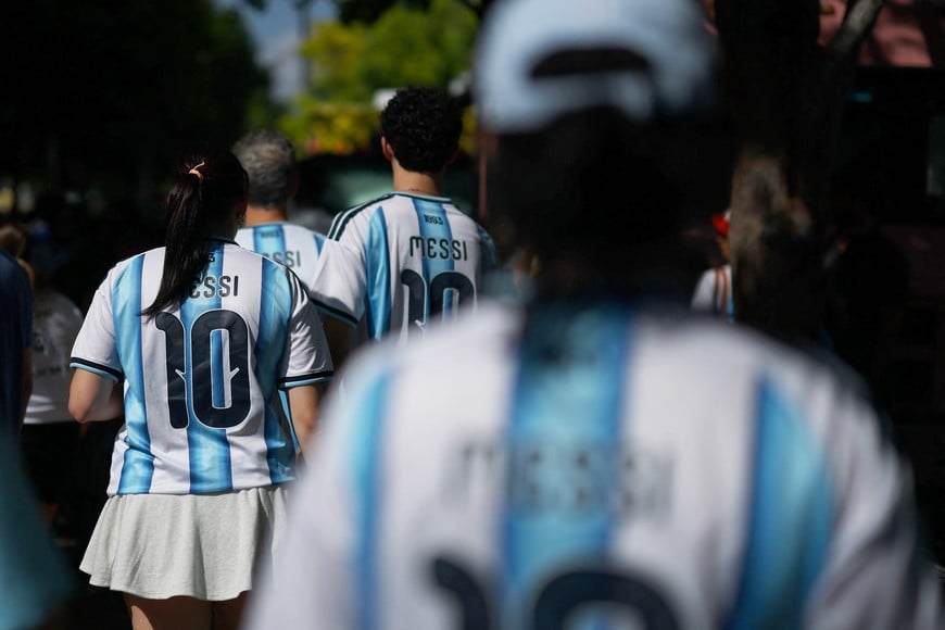 Soccer Football - FIFA World Cup 2026 - Argentina fans gather for a traditional Banderazo rally - Klyde Warren Park, Dallas, Texas, U.S. - June 21, 2026
Argentina fans wearing Lionel Messi shirts as they gather for a traditional Banderazo rally REUTERS/Hannah Mckay