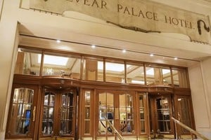 Mario Falak adquirió el Hotel Alvear Palace junto con David Sutton Dabbah en 1983.