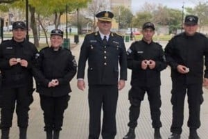 Reconocieron a dos policías de Fortín Olmos por rescatar a un hombre de un incendio.