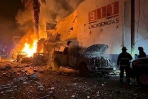 La estación de Policía quedó afectada tras la explosión.