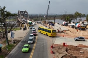 Los conductores deben desviarse por Macia, Colón y Mitre para llegar al Puente Carretero. Foto: Fernando Nicola