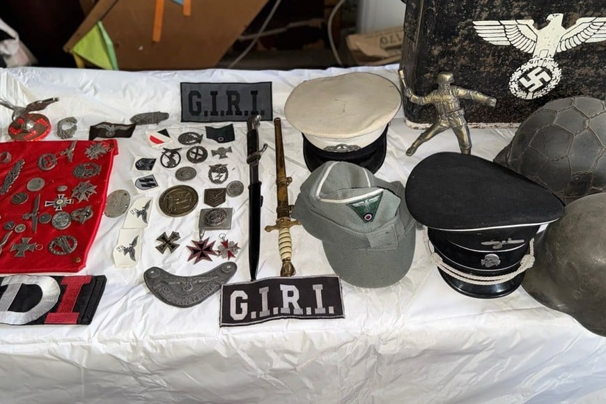 Allanaron por una causa de tenencia de armas en Rosario: descubrieron un arsenal y múltiples objetos de simbología nazi