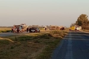 El conductor del camión quedó atrapado dentro del habitáculo tras la colisión y debió ser rescatado por personal de Bomberos Voluntarios de Sunchales. Fotos: Radio Rafaela