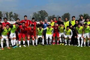 Unión y Cosmos FC. Una práctica formal que ilusionó a los deportistas del tricolor. Foto: Gentileza