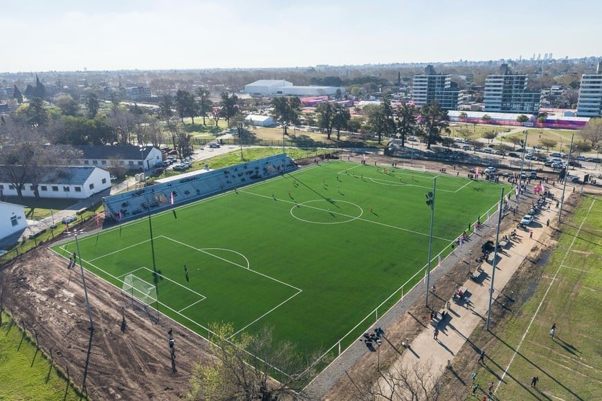 El predio sumó una moderna cancha de fútbol 11 de césped sintético.