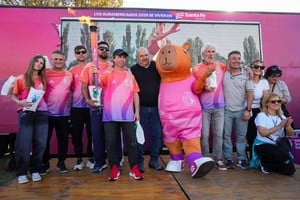 La Antorcha fue acompañada por destacados representantes vinculados con la historia deportiva de Pujato.