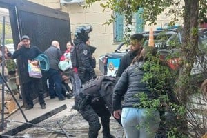 El momento en que policías y testigos asisten a los heridos. Foto: Gentileza