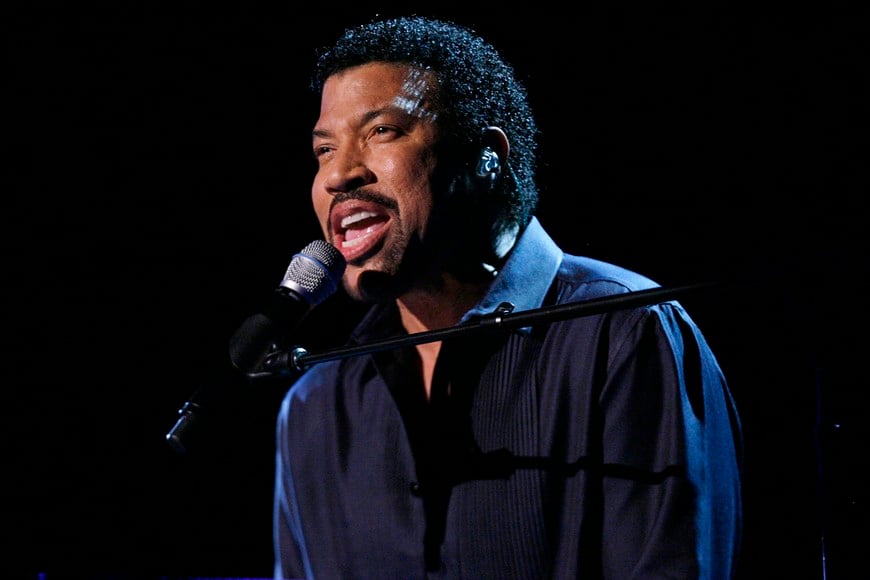 lionel richie performs "hello" at the 49th annual grammy awards in los angeles february 11, 2007. reuters_lucy nicholson (united states) lionel richie 49 entrega premios grammy los angeles eeuu cantante actuacion entrega premios entrega premios musica