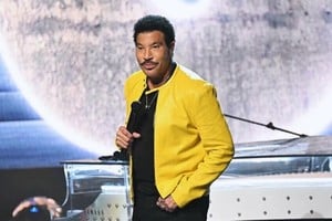Lionel Richie regresó a su casa en Los Ángeles después de recibir el alta médica.