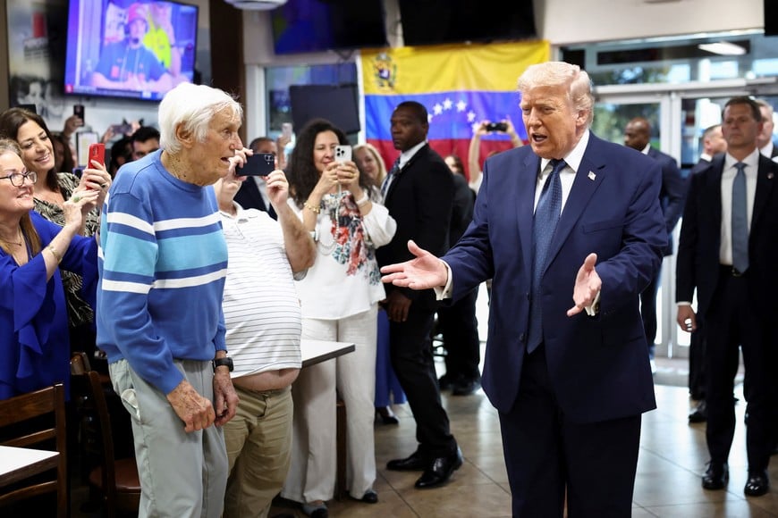 U.S. President Donald Trump speaks with members of the Venezuelan community as he visits the Venezuelan restaurant El Arepazo, in Miami, Florida, U.S., March 9, 2026. REUTERS/Kevin Lamarque