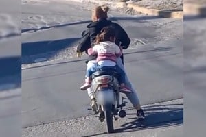 Iba tomando cerveza y su hija menor de edad iba en el asiento trasero, aferrada a su espalda. Ninguna de las dos llevaba casco.