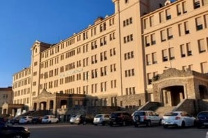 El joven fue trasladado de urgencia al Hospital Interzonal General de Agudos, donde se constató su deceso.