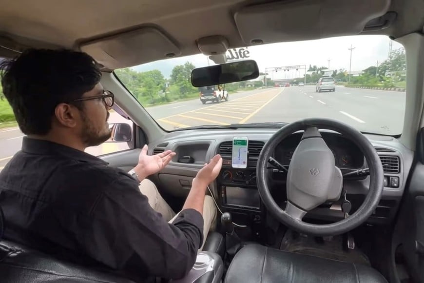 El insólito accidente de un auto autónomo durante una demostración en Pakistán.