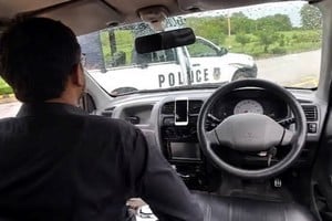 Un auto autónomo perdió el control durante una prueba y chocó contra un patrullero.