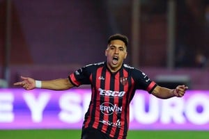 Jonás Acevedo gritando un gol cuando vistió la camiseta de Patronato de Paraná