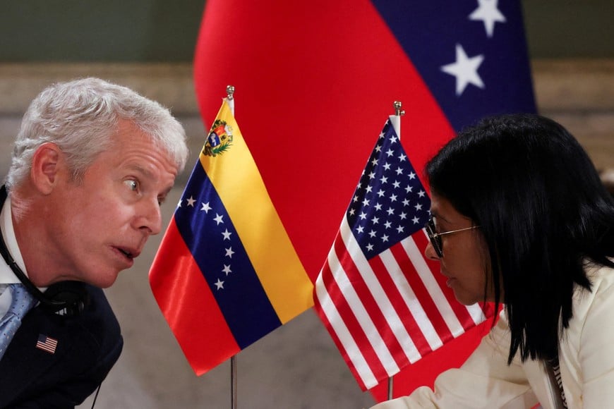 U.S. Energy Secretary Chris Wright speaks with Venezuelan acting President Delcy Rodriguez at Miraflores Palace on the day of the signing of an agreement between U.S. oil major Chevron and government officials to expand the company's operations, in Caracas, Venezuela, September 2, 2026. REUTERS/Leonardo Fernandez Viloria TPX IMAGES OF THE DAY