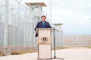 "No corremos la seguridad de la agenda pública", destacó el gobernador.