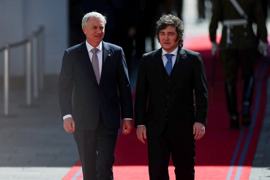 Chile's President Jose Antonio Kast walks with Argentina's President Javier Milei before their meeting at La Moneda Palace in Santiago, Chile, September 3, 2026. REUTERS/Pablo Sanhueza