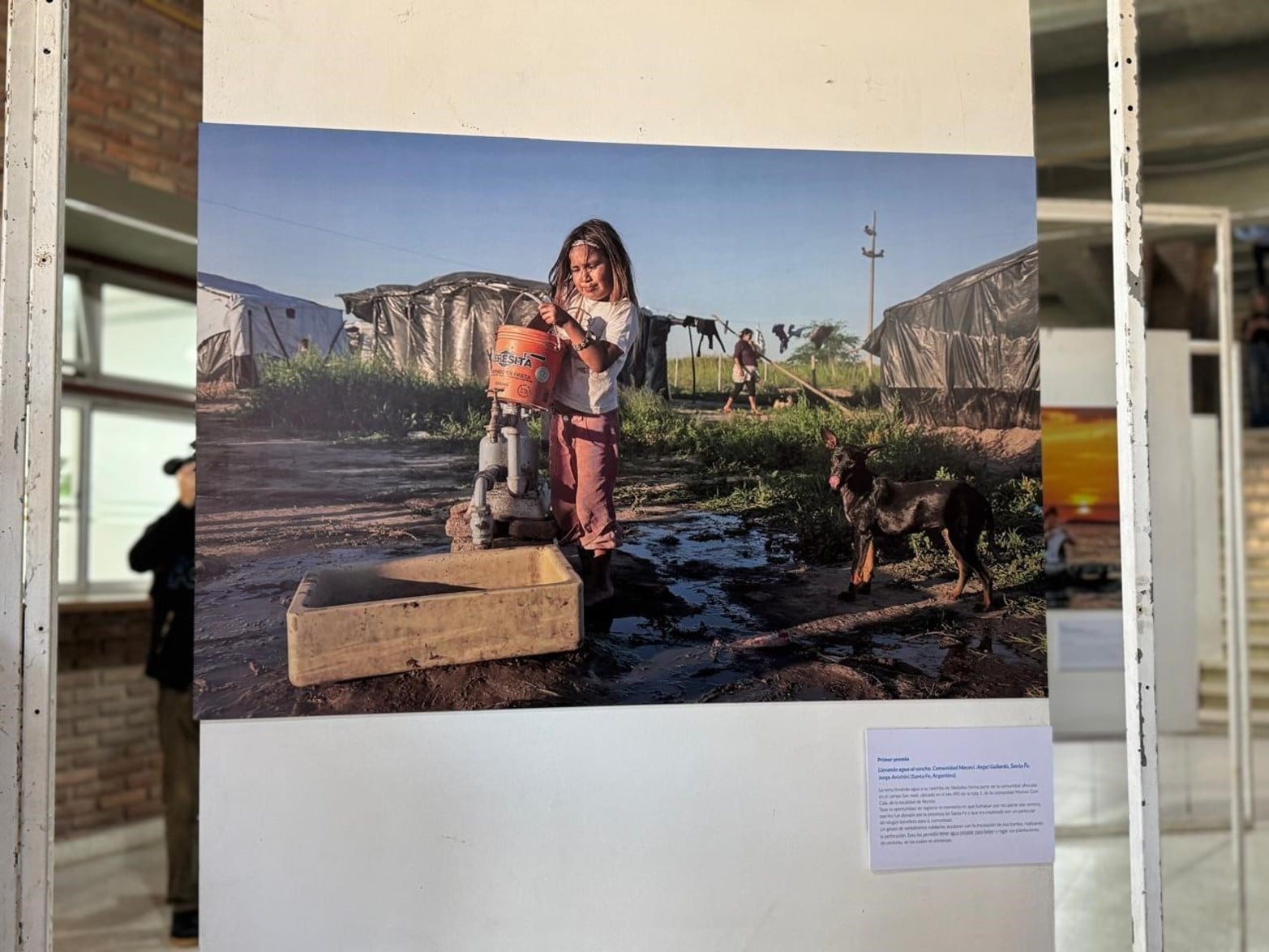 "Llevando agua al rancho. Comunidad Mocoví. Ángel Gallardo, Santa Fe", la fotografía ganadora de este edición.