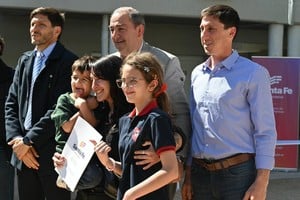 La entrega de las viviendas tuvo su cuota de emoción y alegría. Foto: Gentileza