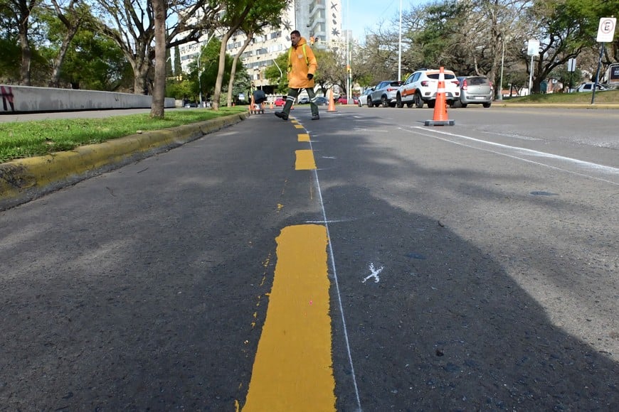 Personal municipal está demarcando la ciclovía del sur. Foto: Flavio Raina