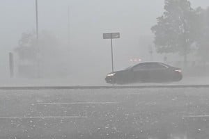 El fenómeno estuvo acompañado por lluvias torrenciales, fuertes ráfagas y granizo de gran tamaño, Créditos: Reuter