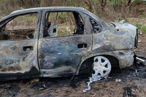 Así quedó el auto incendiado. Crédito: Bomberos