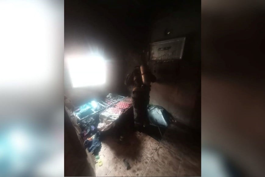 Los bomberos inspeccionaron la escena para garantizar la seguridad. Foto: El Litoral