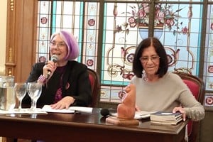 Trudy Pocoví (micrófono en mano) acompaña en la presente imagen a Zunilda "Zuny" Gaite, escritora reconocida con el Premio Labor Literaria ASDE 2026. La obra poética de la autora premiada es un verdadero pilar de las letras litoraleñas.